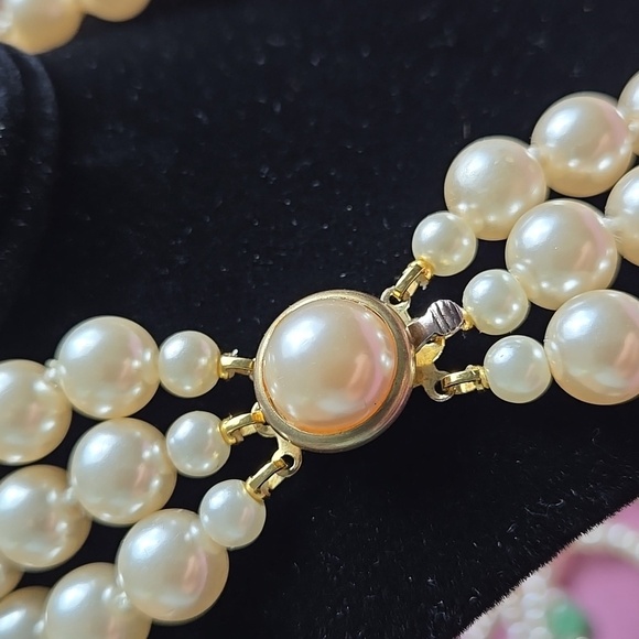 Elegant 3 Rows Fuax Pearl Necklace and Bracelet Set - Picture 7 of 17